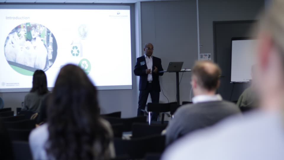 Hafizur Rahman, projektassistent vid Mittuniversitetet, presenterar på Treesearch parallella sessioner 2022